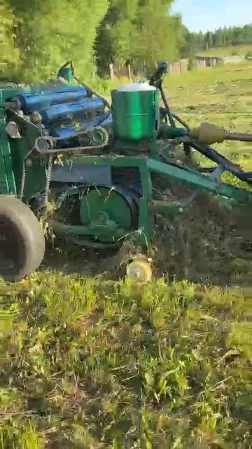 Самодельный трактор и пресподборщик в работе #лето#жара#деревня