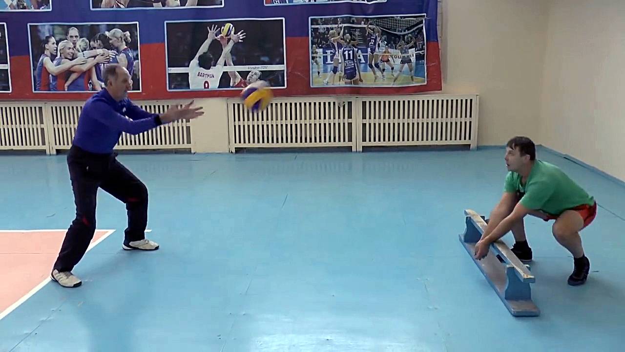 Обучение волейболу. Нижняя передача мяча. Для начинающих. Для взрослых смотреть онлайн