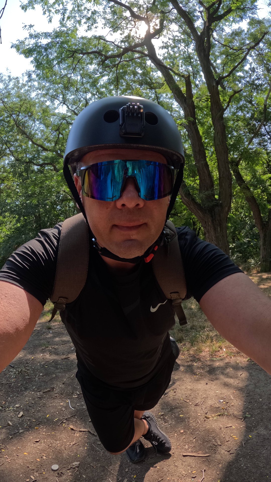 Утренняя набережная Керчи: море, скамейки и тишина