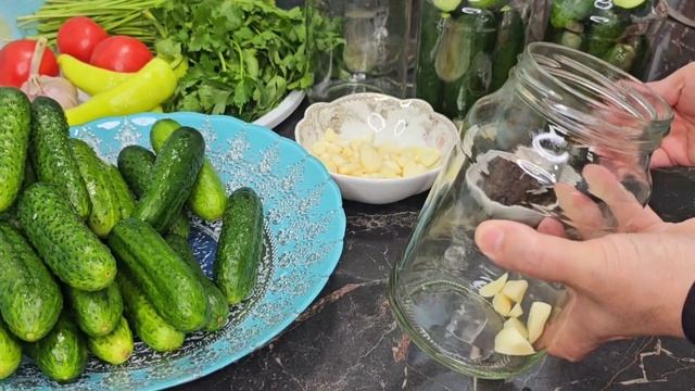ПРОСТО ЗАЛИВАЮ КИПЯТКОМ. Закрываю по 50 банок и мало! Зимой огурцы не покупаю! Хрустящие ОГУРЦЫ смотреть онлайн