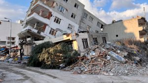 Целый район обрушился в результате землетрясения на западе Турции. Есть погибшие