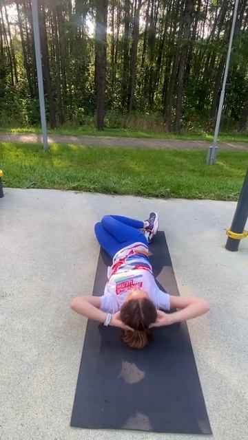 Пресс, ноги на боку