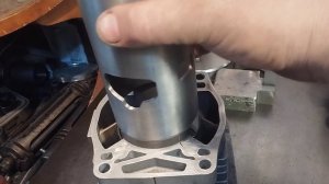 гильзовка цилиндра с неотъëмной головкой, от снегохода Yamaha bravo.