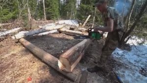 ЗАБРАЛИСЬ В РЕАЛЬНУЮ ДИЧЬ ТАЙГА СТРОЮ ИЗБУ ВЕРХОВУЮ ИЗ СУХАРНИКА ОКЛАДНОЙ ВЕНЕЦ