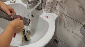 Уход за моющим вертикальным пылесосом.