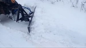 Минипогрузчик переломка 4х4 толкает снег задним отвалом