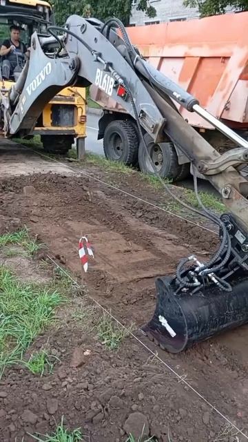 Ковш планировочный с гидравлическим перекосом Exten VaL1200T на Volvo BL71 смотреть онлайн