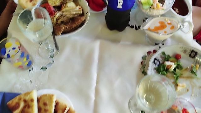 в гостьях за столом