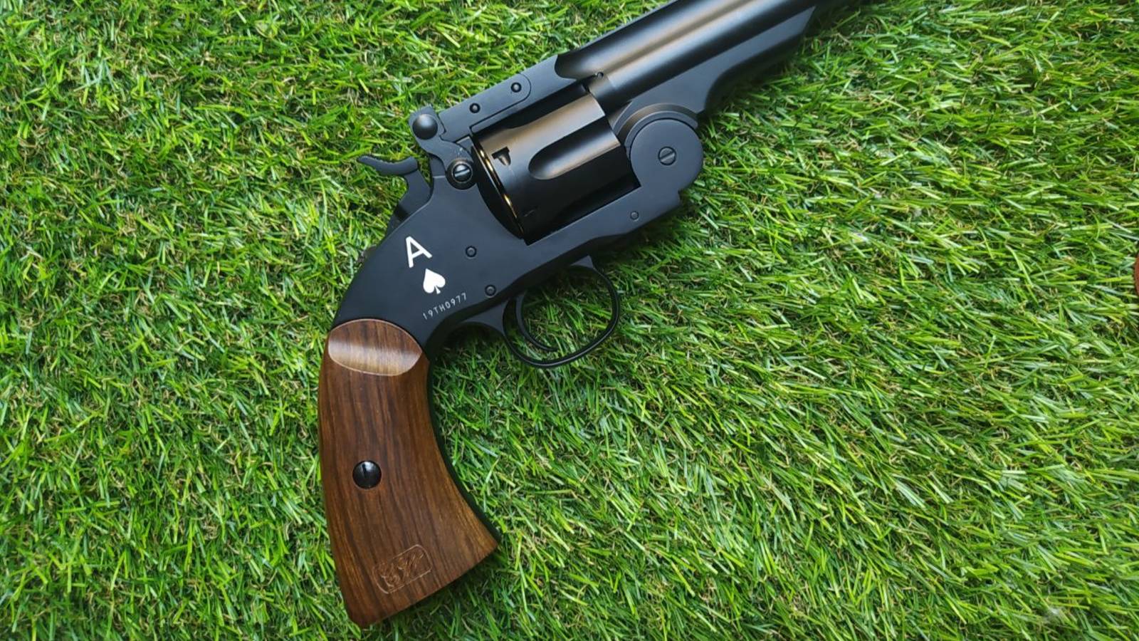 Гравировка на пистолете в Москве и Казани