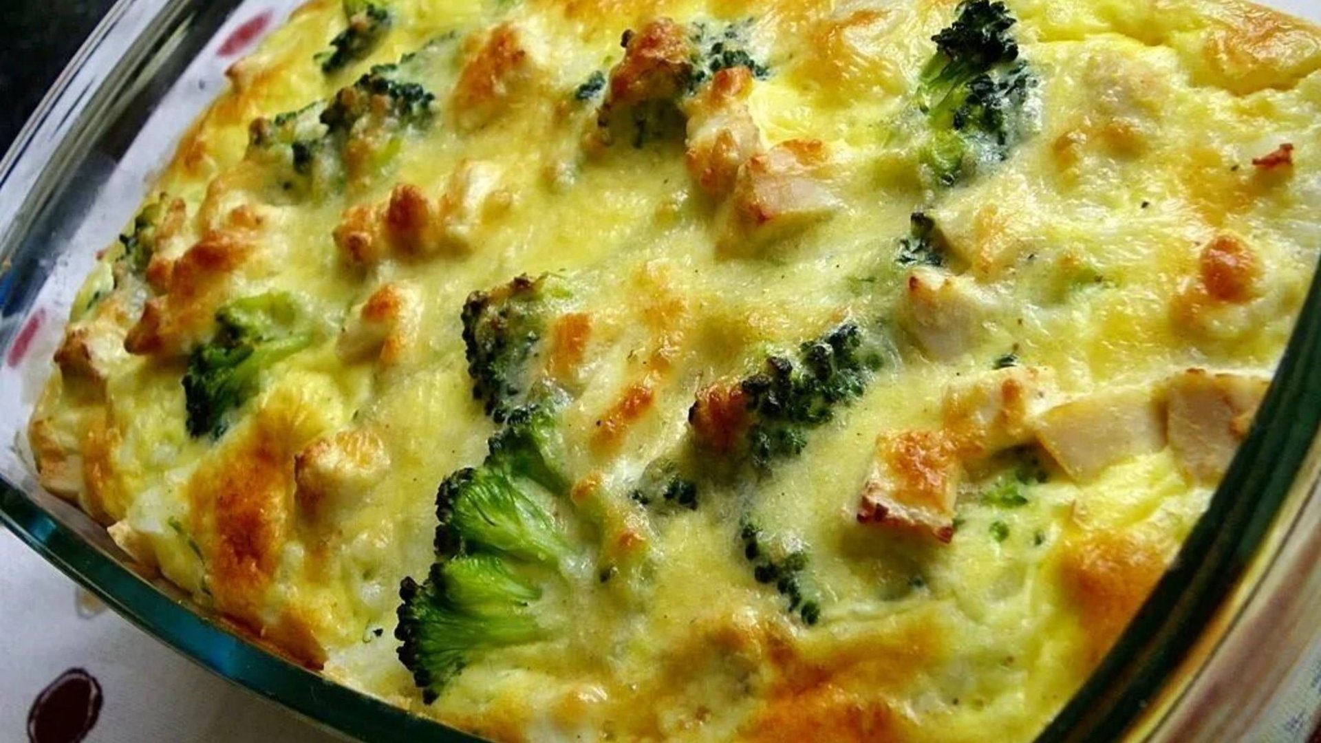 Запеканка из картофеля, брокколи, помидора и фарша под сырно-яичной заливкой.Рекомендую! смотреть онлайн