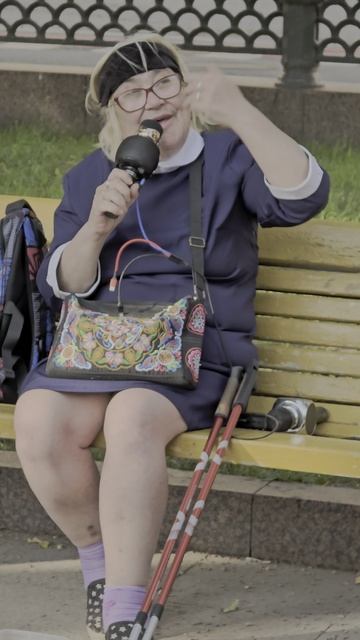 Женщина поёт о лебедях на патриках