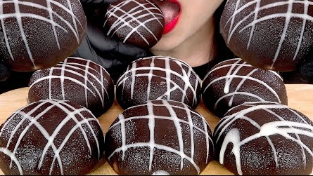 хрустящее асмр (моти в шоколаде с шоколадом кремом и маршмеллоу в шоколаде) смотреть онлайн