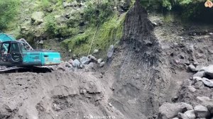 Строительcтво, экскаватор копает песок