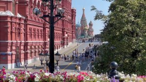 А мы идем, шагаем по Москве!