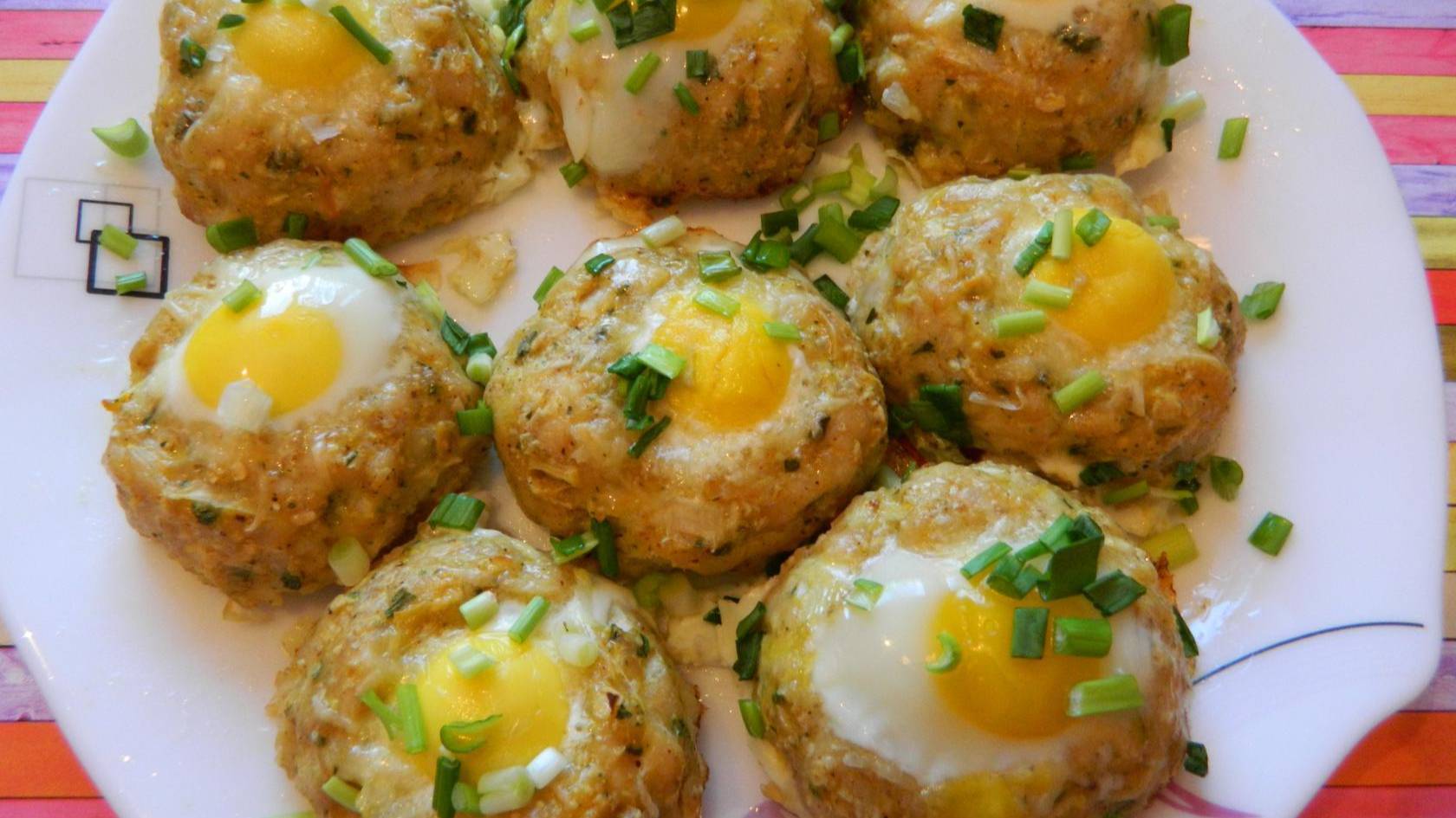 Гнезда из фарша с перепелиными яйцами смотреть онлайн