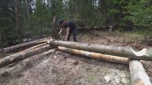 ТАЙГА. ПОГОДА ПОРТИТСЯ СТРОЙКА КИПИТ. АЗЫ РУБКИ В ОБЛО, ДВОЕ СУТОК БЕЗ СНА