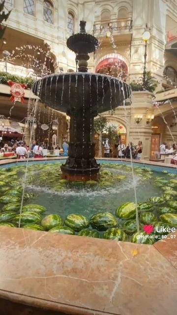 Красная площадь. ГУМ. Фонтан с арбузами.