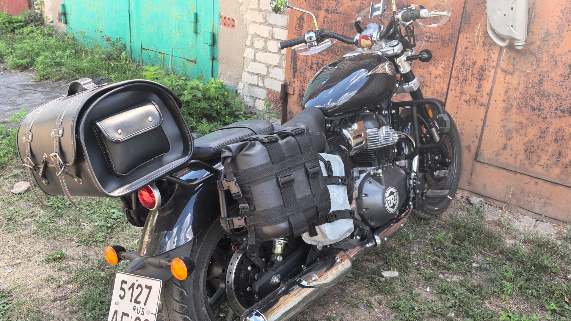 Багажная система на Royal Enfield Super Meteor.