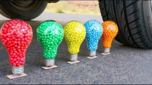 Машина давит предметы колесом! Эксперименты с колесом! Давим лампочки с шариками! Залипалка ASMR