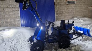 Чистка снега самодельным минипогрузчиком 4х4. Отвал и челюстной ковш в работе