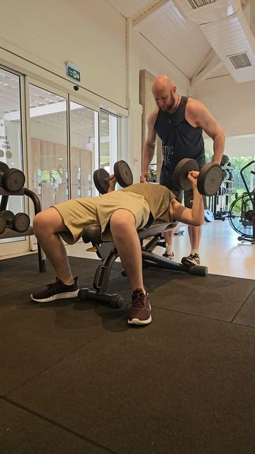 Жим гантелей. Сколько пожмет 15 летний смотреть онлайн