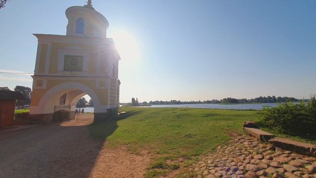 Нило-Столобенская пустынь Богоявленский собор. На входе нас встречает преподобный Нил Столобенский смотреть онлайн