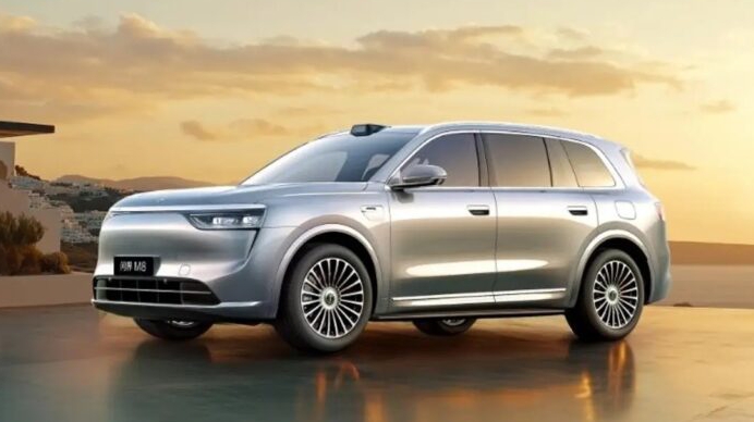 Новый Aito M8 2026 вышел в продажу: кроссовер получил проекцию на крышу смотреть онлайн