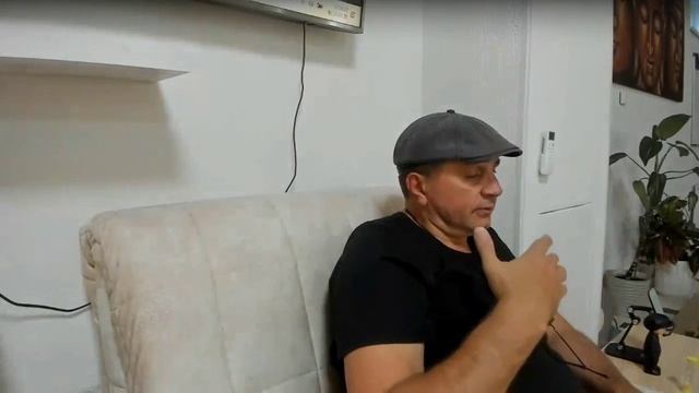 Играющий в саду ребенок - это Бог смотреть онлайн