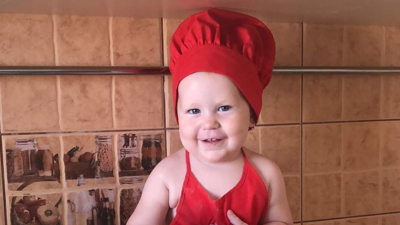 Доча с внучей делают блинчики.