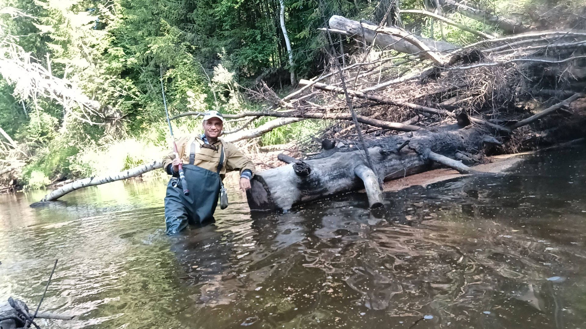 Рыбалка на поплавок на малой реке!ловля плотвы!  1 часть