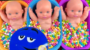 Мультики для детей. Смешиваем шарики и конфеты M&M's. Залипалки Смотреть онлайн для детей и малышей
