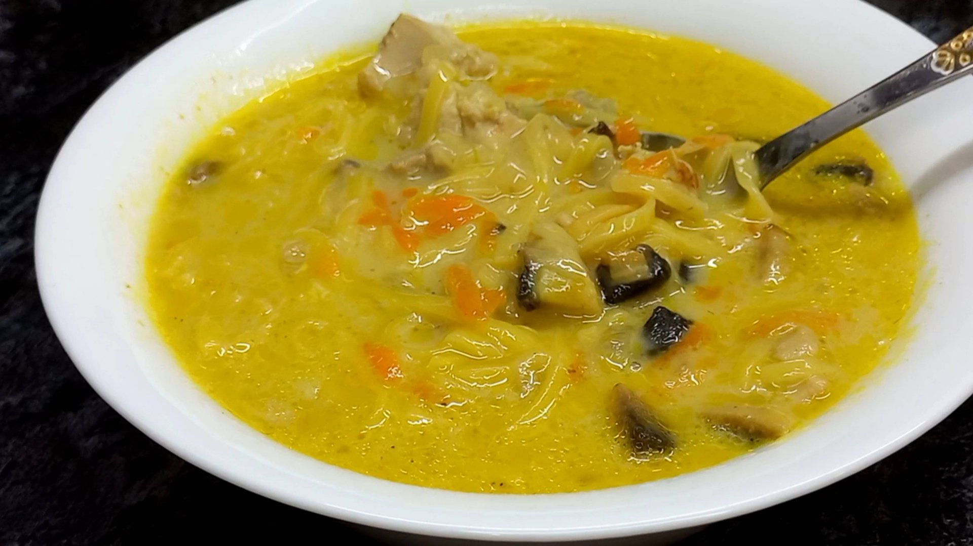 Суп сырный с курицей, грибами и яичной лапшой на обед