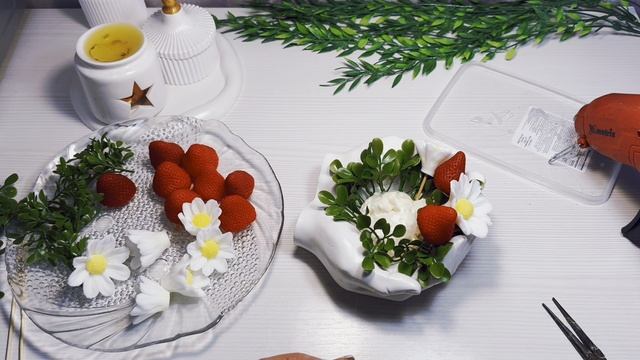Как собрать букет из мыльных ромашек и клубники в гипсовом кашпо лодони смотреть онлайн