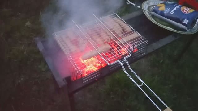 РАБОТАЮТ по НОЧАМ / КУПАТЫ / СЕЛО смотреть онлайн