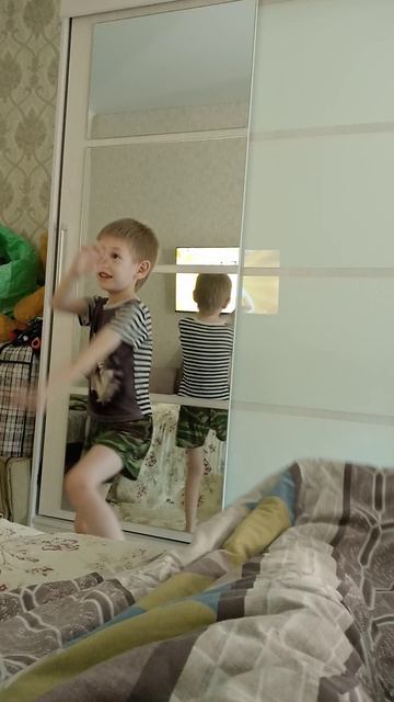 Аня и Рома танцем выражают свою любовь проснувшейся маме. смотреть онлайн