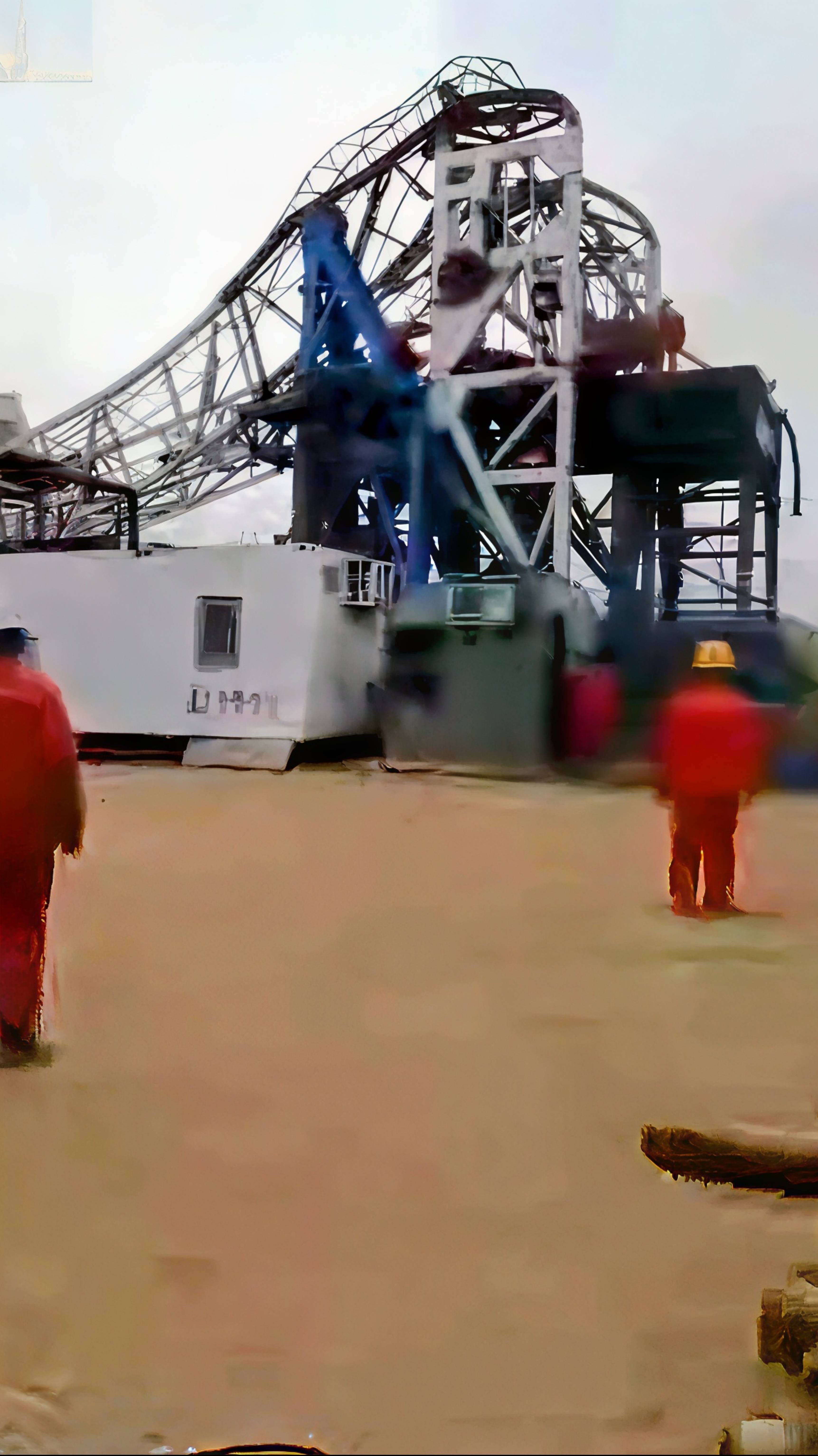 Монтаж буровой вышки пошел не по плану, вначале жёстко било током⚡, а потом сломали мачту😳