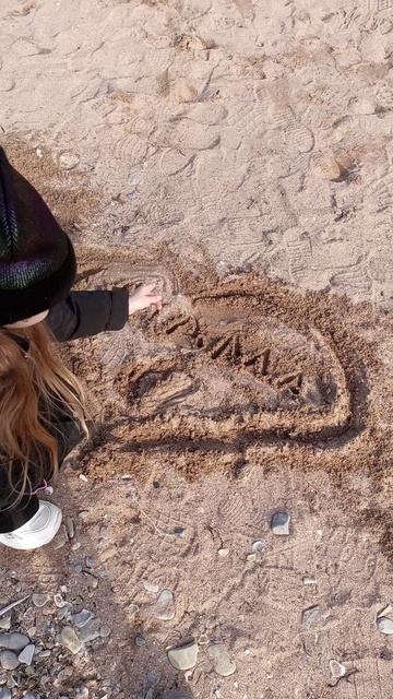 Геленджик. Аня нарисовала на песке "Я люблю тебя, мама"! смотреть онлайн