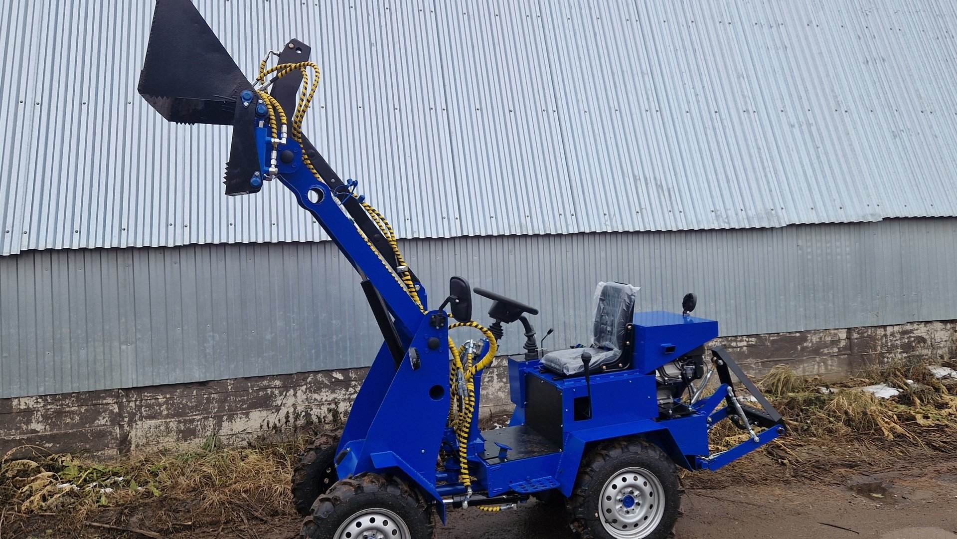 Минипогрузчик 4х4 22лс с резиной ёлочкой и челюстным ковшом