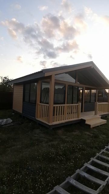 Беседка с остеклением алюминиевыми рамами.