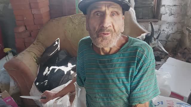 Деду Матвею помогаю по хозяйству. смотреть онлайн