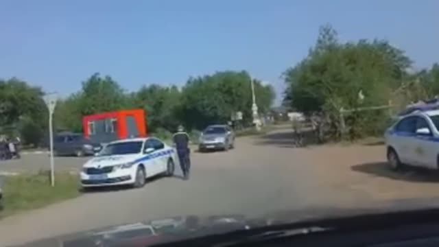 СМЕРТЕЛЬНЫЙ ПЕРЕХОД\\дети на дороге\пьянь и инвалид\"зебра" не спасение\снёс остановку\ смотреть онлайн