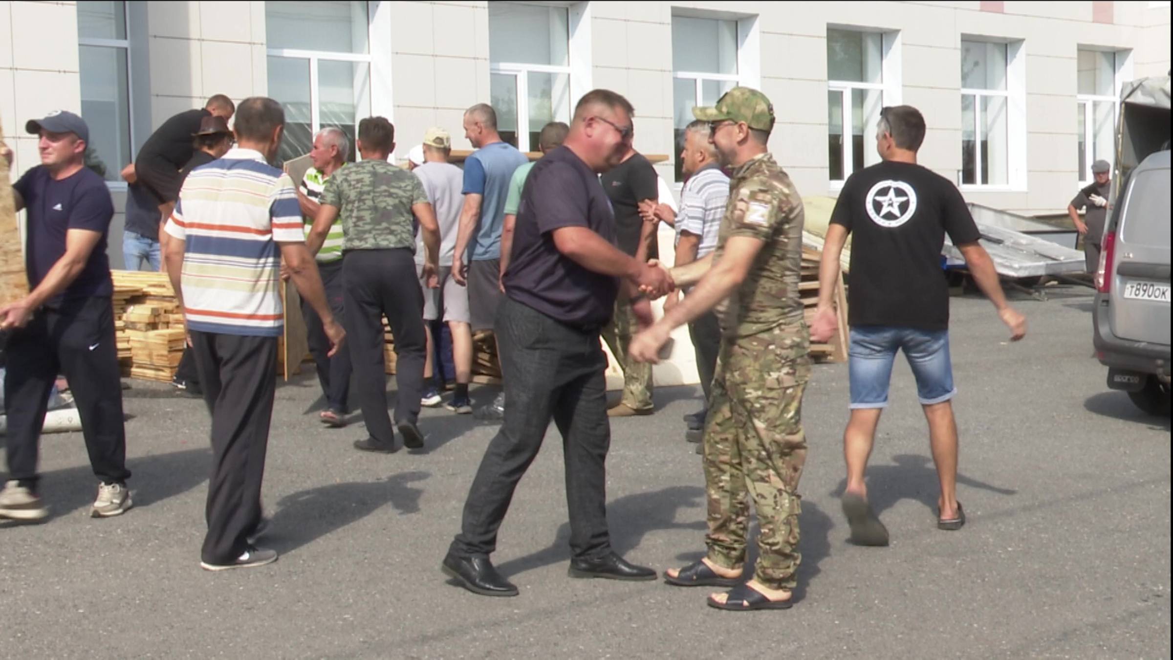 Фирдус Тямаев взял в зону СВО и свой баян смотреть онлайн