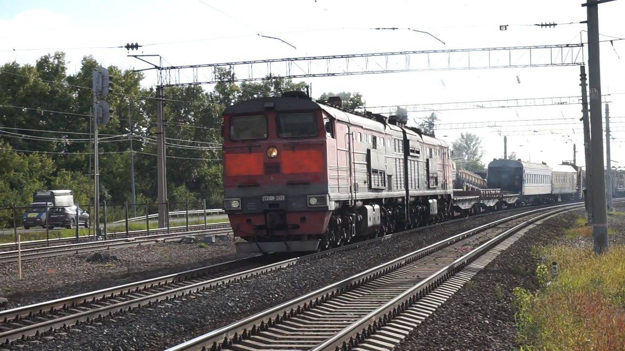 Тепловоз 2ТЭ10М-2668 с ремонтным поездом. смотреть онлайн