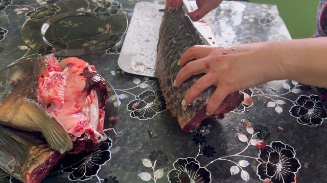 Разделываю рыбу, карп весом 4.300 смотреть онлайн