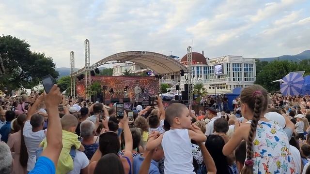 Кабардинка.День поселка.Площадь на набережной вся заполнена. смотреть онлайн