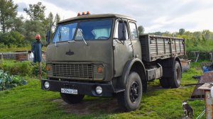 Грузовик МАЗ-5335. Звук двигателя ЯМЗ-236. / An old Soviet MAZ-5335 truck.