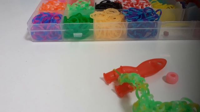 браслет из резиночек с буквами и украшениями