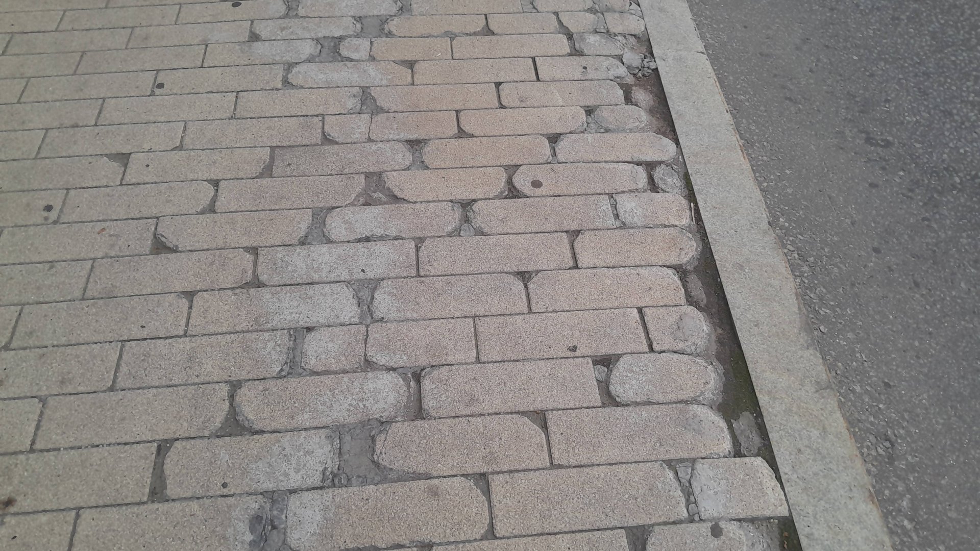 Почему плитка разрушается в городе на тротуаре вдоль проезжей части дороги? Разбираем случай
