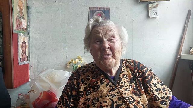 В 92 года бабушка поет песни своей молодости. смотреть онлайн