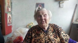 В 92 года бабушка поет песни своей молодости.